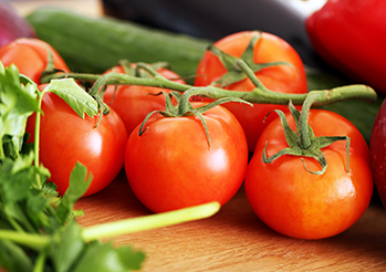 Domowy nawóz do pomidorów. Jak zrobić naturalny nawóz do pomidorów? Prosty przepis na odżywkę pod pomidory